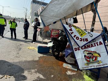 FOTOS: Motociclista se impacta contra puesto de tacos en Soledad