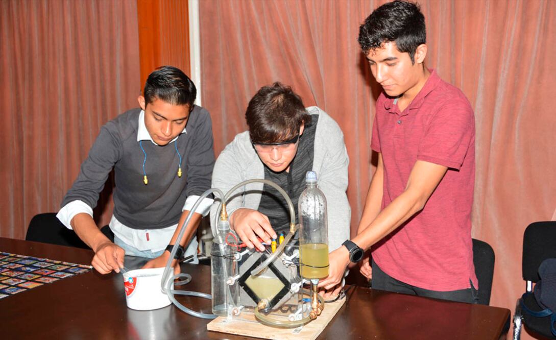 Foto: Los jóvenes científicos Alejandro Cortéz, Gerardo Aarón Cabañas y Alejandro Cercas.