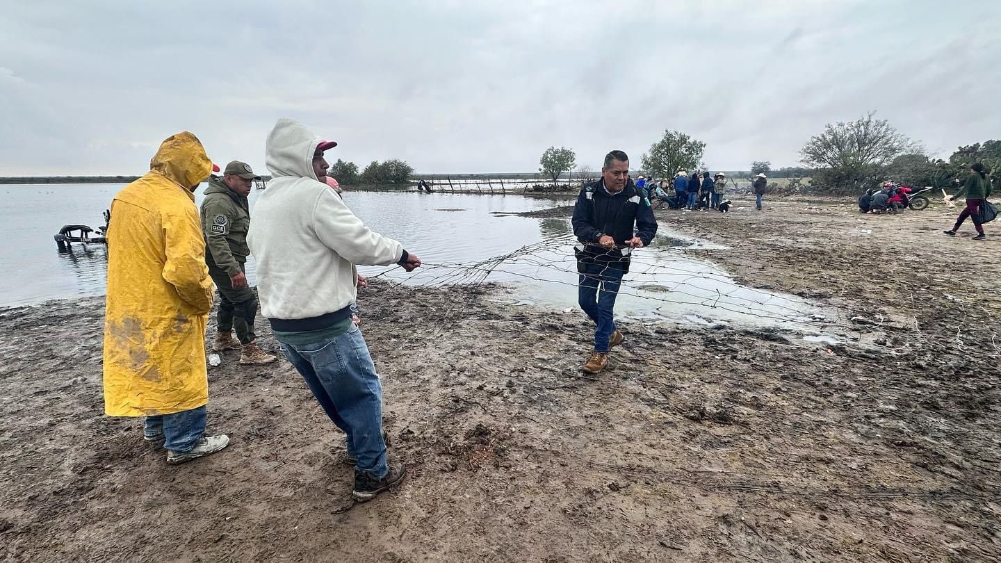 Elementos de rescate buscan a menor que cayó en presa del municipio de Ramos. Foto: Especial