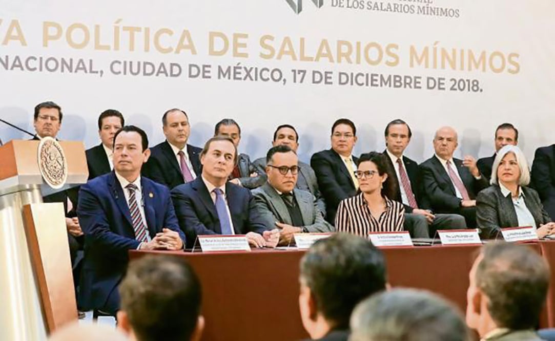 El presidente Andrés Manuel López Obrador (izq.) durante el anuncio en Palacio Nacional de la nueva política salarial. IRVIN OLIVARES. EL UNIVERSAL