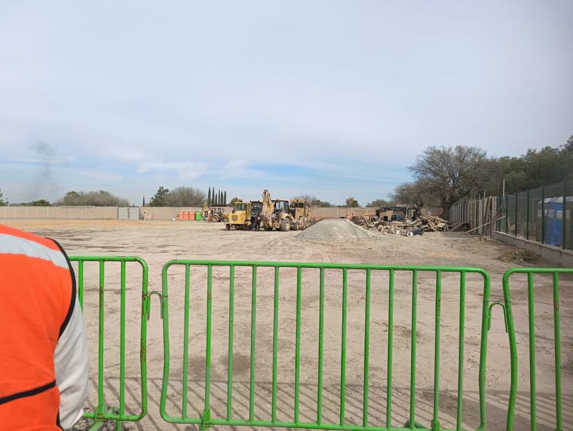 Zonas aún con maquinaria en la Universidad Rosario Castellanos de SLP. Foto: Jazmín Ramírez