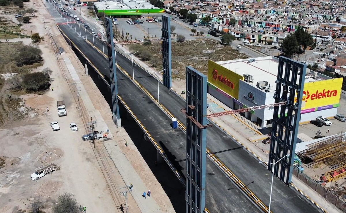 Construcción de puente atirantado de SLP. Foto: Especial