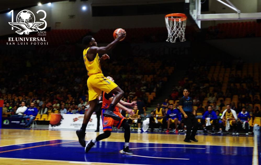 Gran noche de Gaines para el triunfo de C.B. Santos en casa