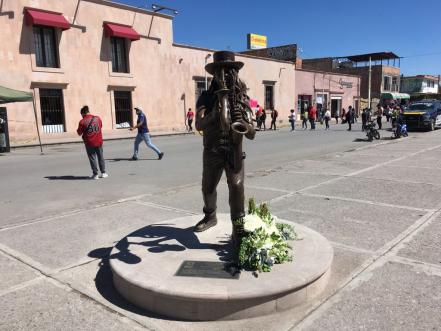Al ritmo de “Kumbala”, develan estatua de “Sax”, integrante de La Maldita Vecindad, en Soledad, SLP