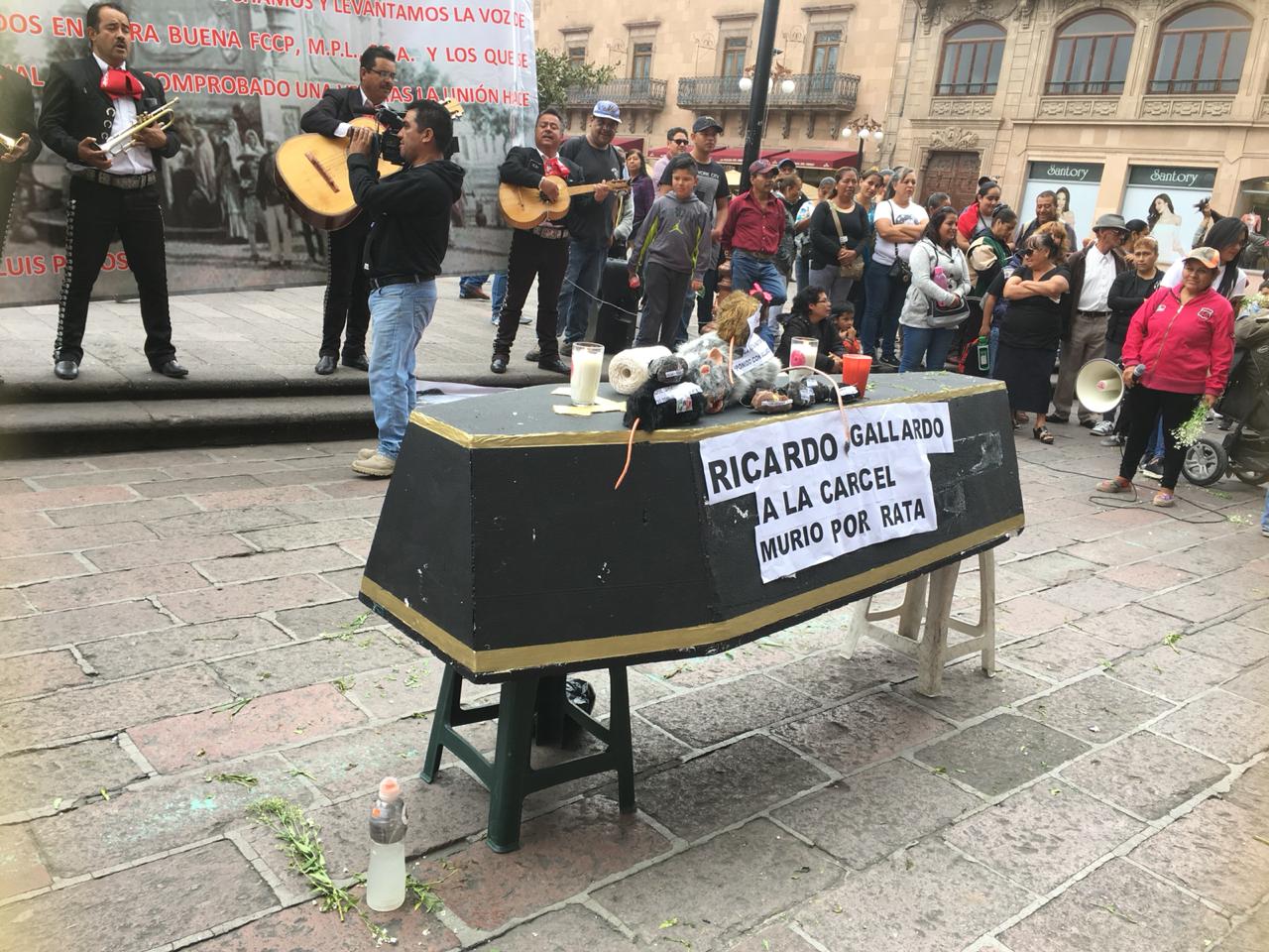 "Ojalá y no vuelva nunca" gritaron opositores del gallardismo en singular manifestación