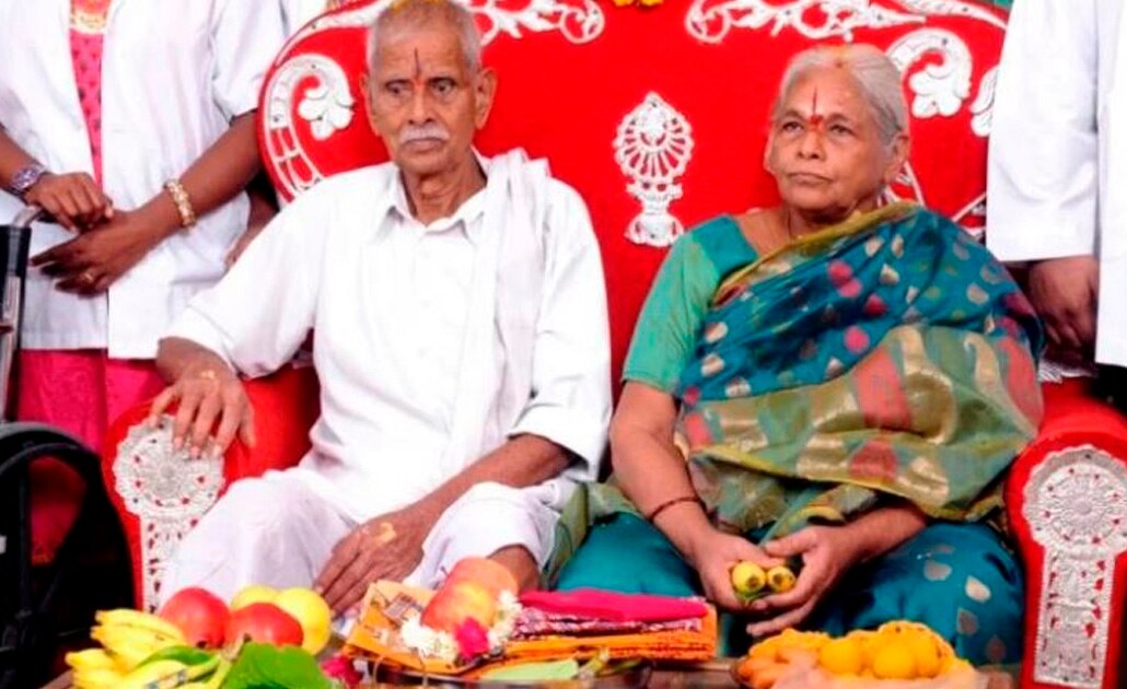 Mujer de 73 años da a luz a gemelas en India