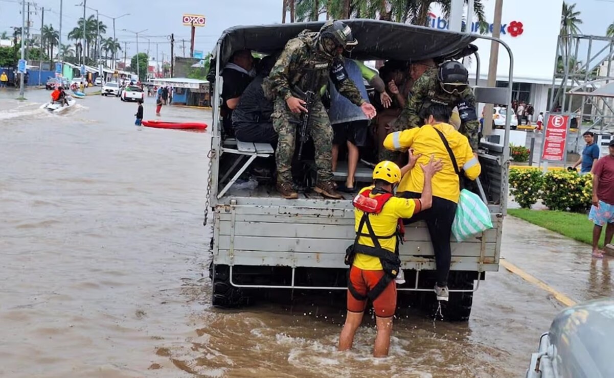 Marina rescata a más de mil personas por inundaciones en Acapulco, tras paso de John en Guerrero