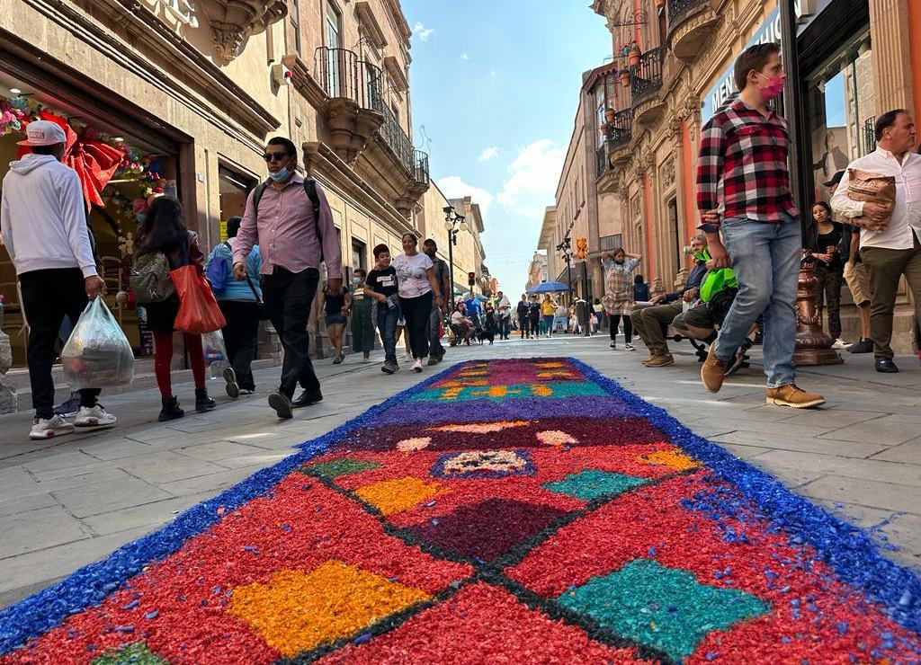 Tapete y calaveras monumentales se apoderan de calles del Centro Histórico de SLP. Fotos: Cecilia Lara