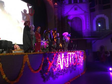 Altares monumentales, gastronomía y desfile de comparsas presentes en Xantolo 2022