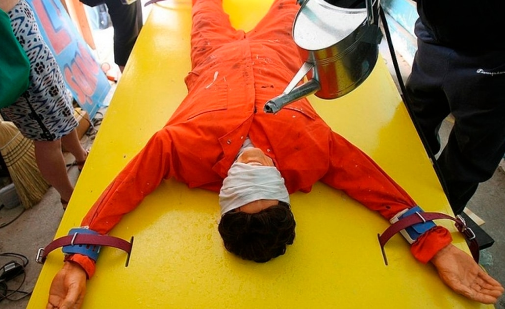 Psicólogos "vendieron" a la CIA técnicas de tortura por 80 mdd en Guantánamo