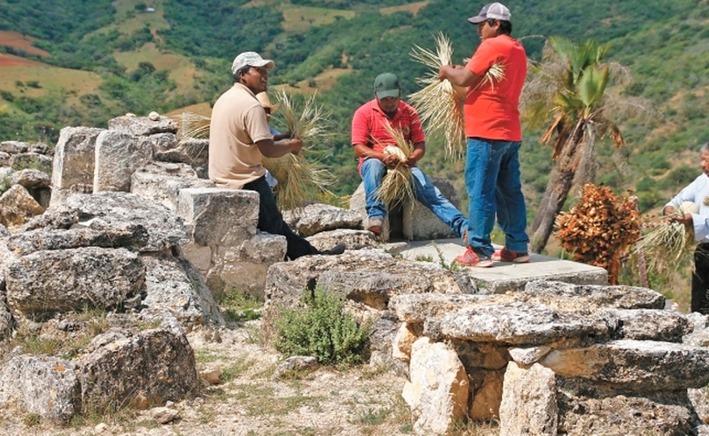 El camposanto se encuentra sobre una loma, a un costado del camino principal que lleva a San Juan Bautista Cuicatlán, ubicada a 120 kilómetros de la ciudad de Oaxaca. Fotos: Edwin Hernández. EL UNIVERSAL
