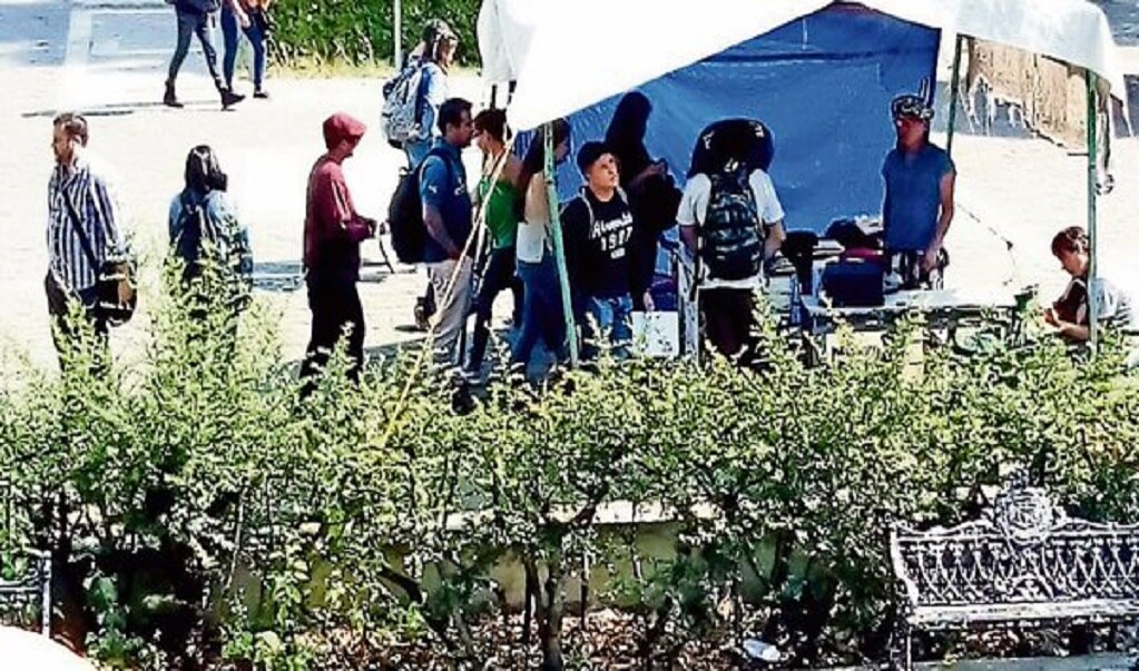 Los encargados del centro de fotocopiado pirata de la explanada de la facultad fuman marihuana mientras trabajan (ESPECIAL)