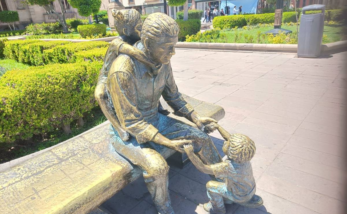 Monumento a los papás potosinos, la banca de bronce en la Plaza del Carmen que se volvió tradición familiar