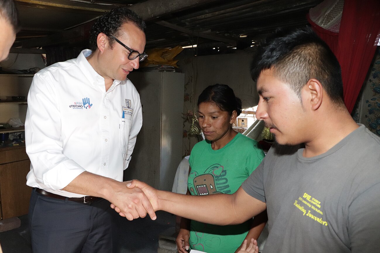 Entrega Xavier Nava 290 apoyos para mejoramiento de vivienda