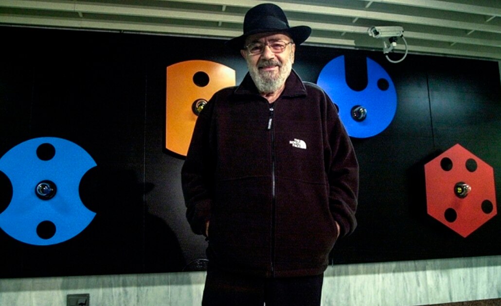 Muere Takis, creador de esculturas en movimiento