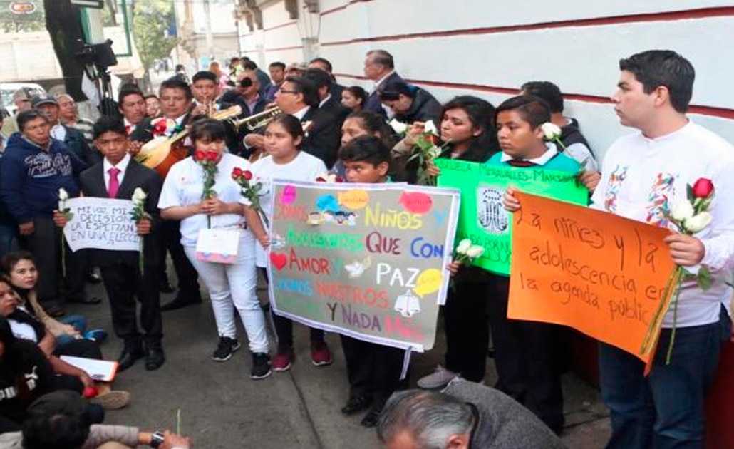 Niños llevan serenata a AMLO; piden políticas públicas enfocadas a menores