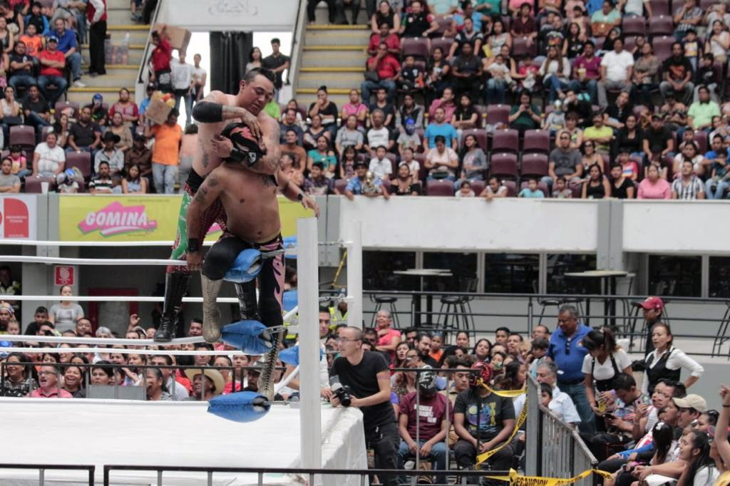 ¡A dos de tres caídas! Realizan la tradicional lucha libre en la FENAPO 2019
