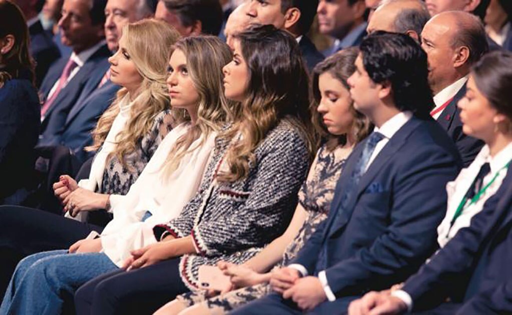 Acciones de gratitud. Las hijas del Presidente, Sofía y Paulina, lloraron cuando Peña Nieto les reconoció el apoyo durante la gestión de su administración. (LUCÍA GODÍNEZ. EL UNIVERSAL)