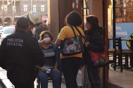 Mujer tropieza con tapa en Centro Histórico