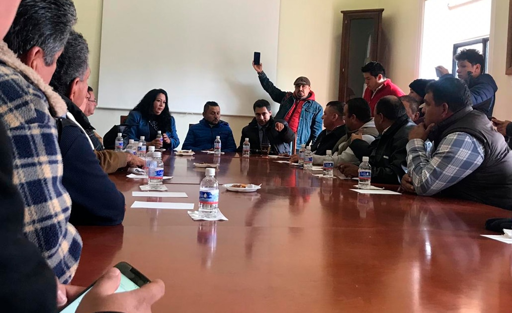 Taxistas exigen quitar a Uber