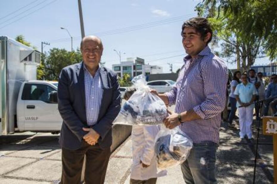 UASLP entrega unidad móvil de salud