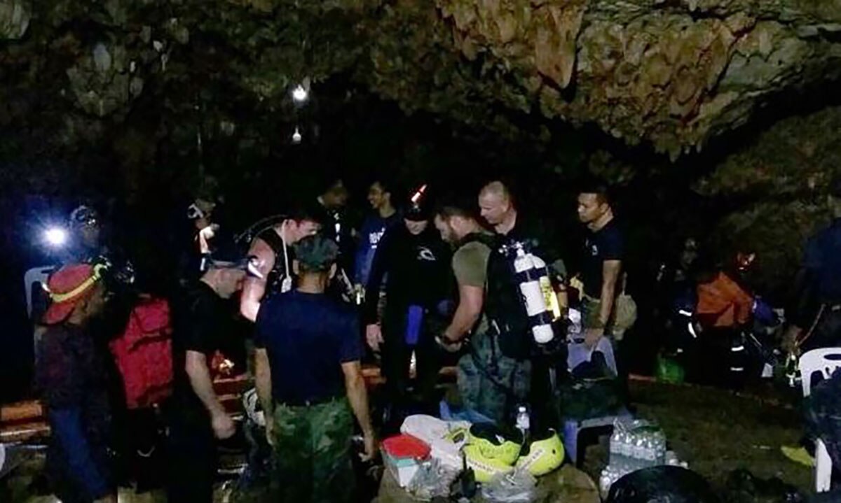 Niños atrapados en cueva de Tailandia no están en condiciones de bucear