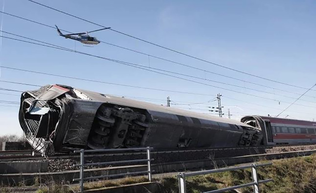 Descarrilamiento de tren deja dos muertos y 27 heridos en Italia