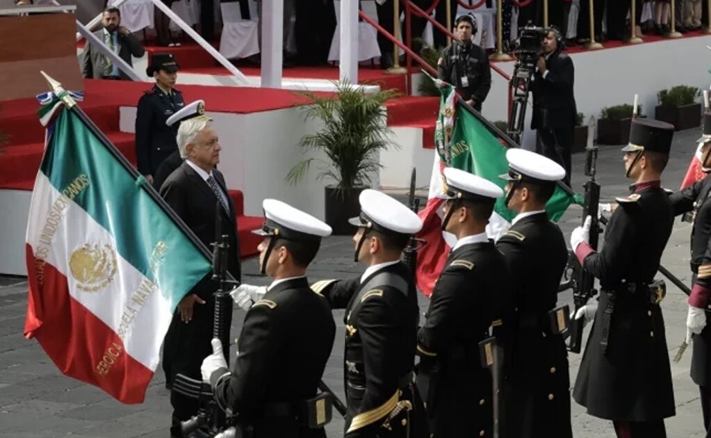 El Presidente de México, Andrés Manuel López Obrador, en la ceremonia del 106 aniversario de la marcha de la lealtad en el Castillo de Chapultepec. Foto: Archivo El Universal