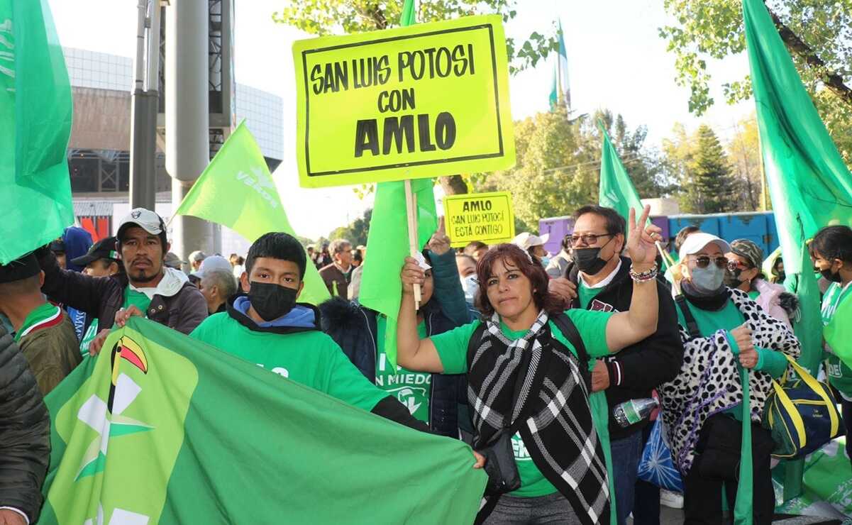 "Andrés, amigo, el pollo está contigo". SLP va con bloque "verde" a marcha de apoyo a AMLO en CDMX. Fotos: Especiales