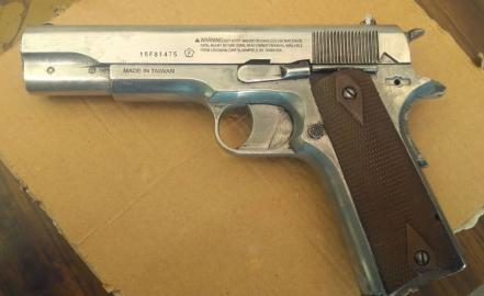 Detienen a tres por circular en auto robado y portación de arma de fuego