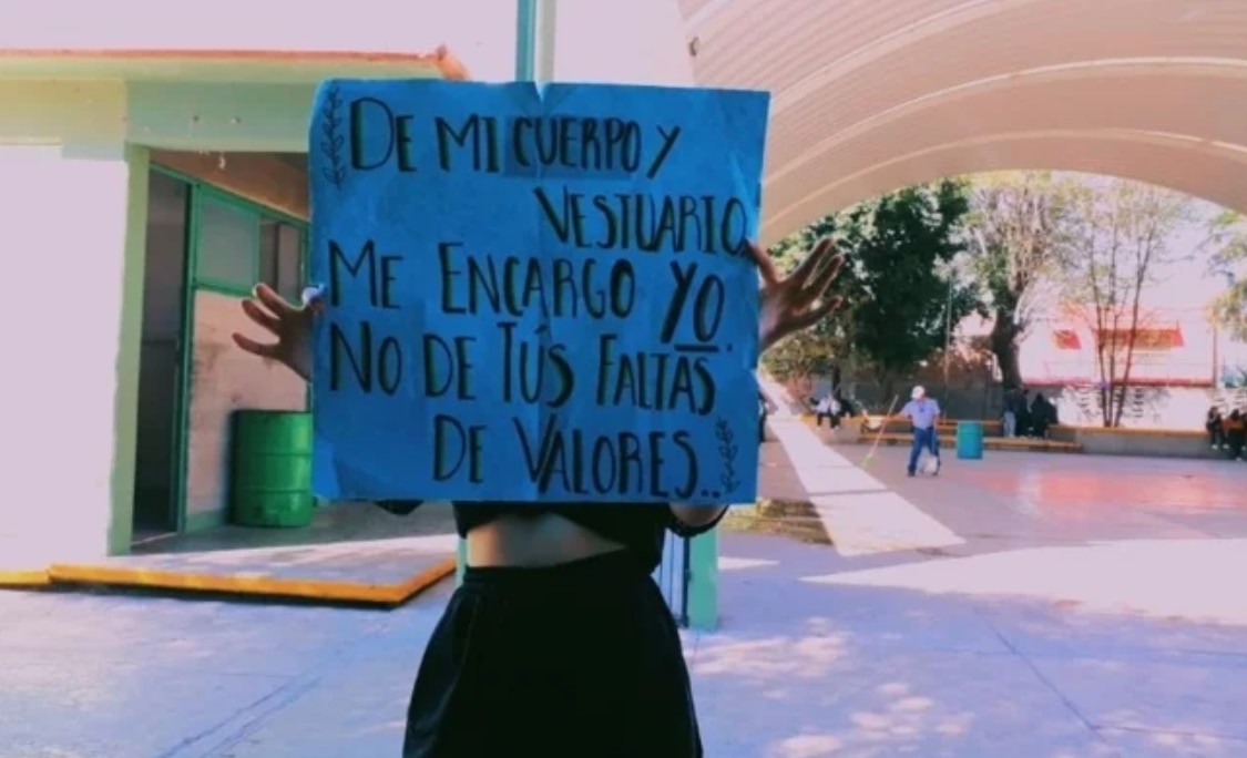 Cesan a director de secundaria que dijo a alumnas acosadas "ustedes lo provocan"