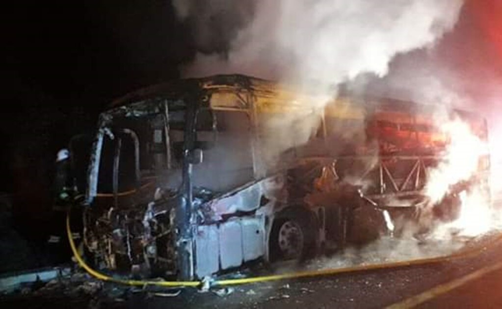 Autobús de pasajeros se incendia en la Huasteca Potosina