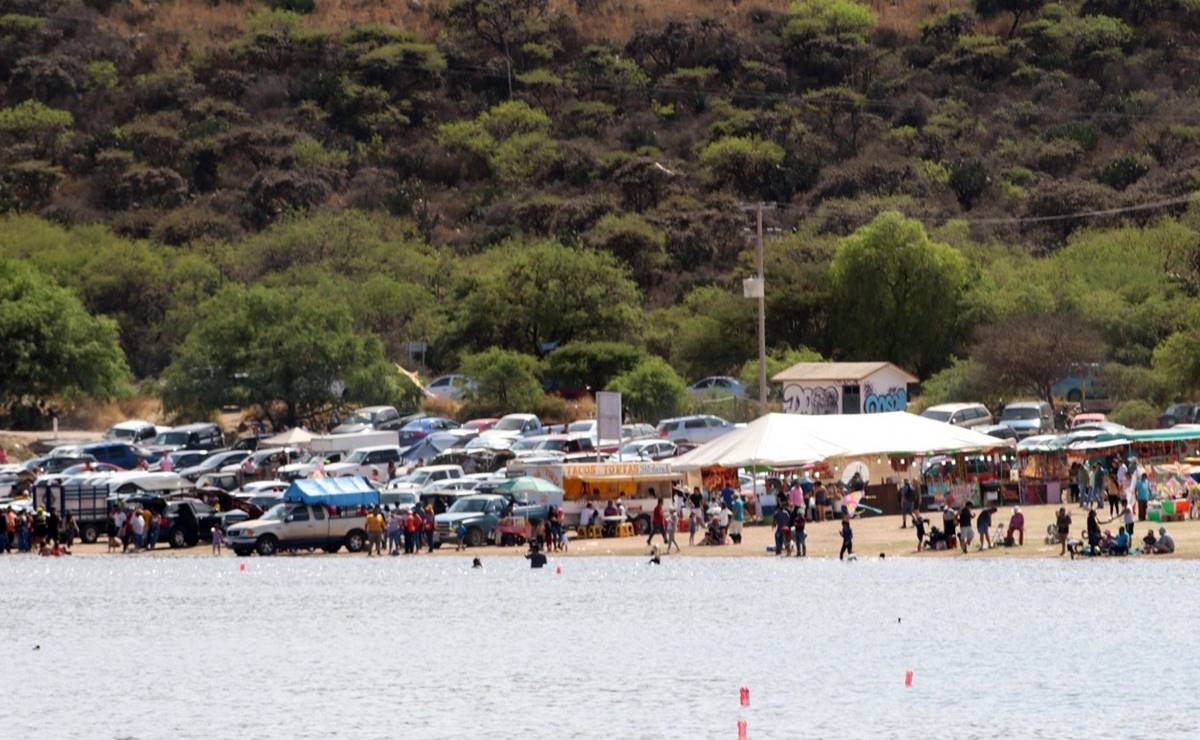 Tres rescates y una camioneta inundada, saldo de incidentes en presa de Mexquitic en Semana Santa