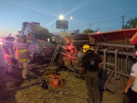 Choque entre tráiler y camión deja dos muertos y 9 lesionados en carretera 57 