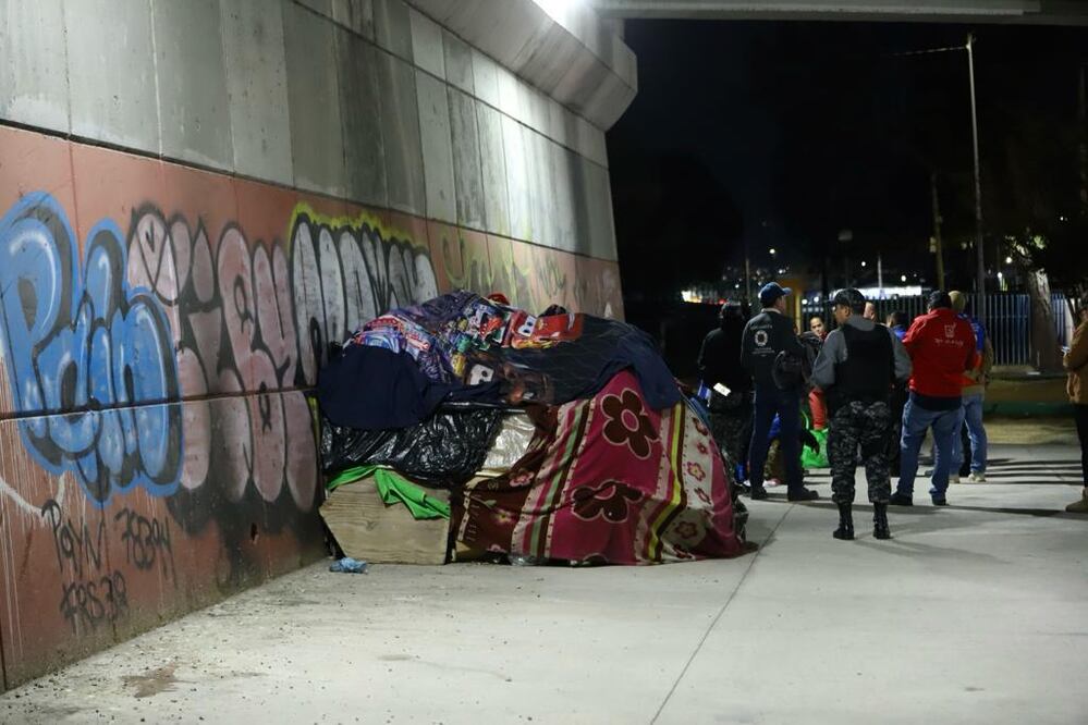 Pese a bajas temperaturas, más de 50 personas duermen en las calles de SLP. Foto: Especial