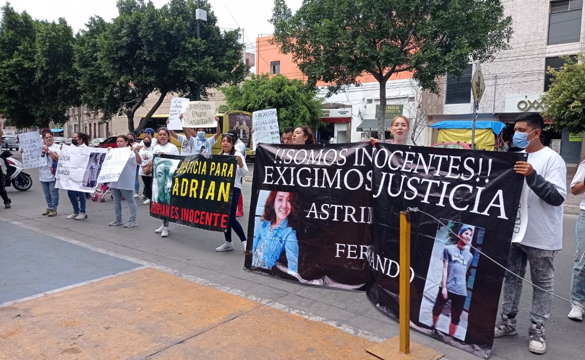 Familiares de jóvenes acusados de homicidio de Alán Ibarra bloquean avenida Universidad. Foto: Xochiquetzal Rangel