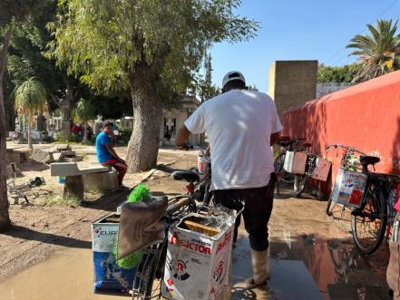 Ganarse la vida entre tumbas, así es la labor de Eladio y María como aguadores del panteón El Saucito