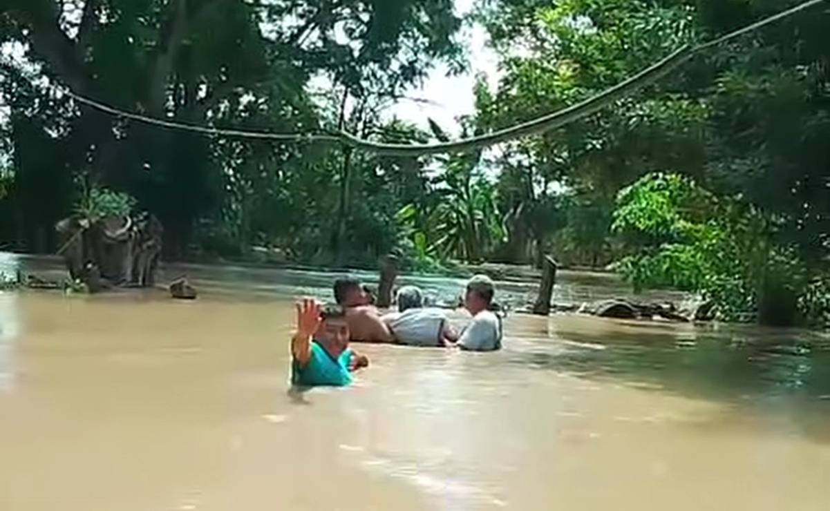 VIDEO: Rescatan a abuelito atrapado por inundaciones en San Vicente Tancuayalab, SLP