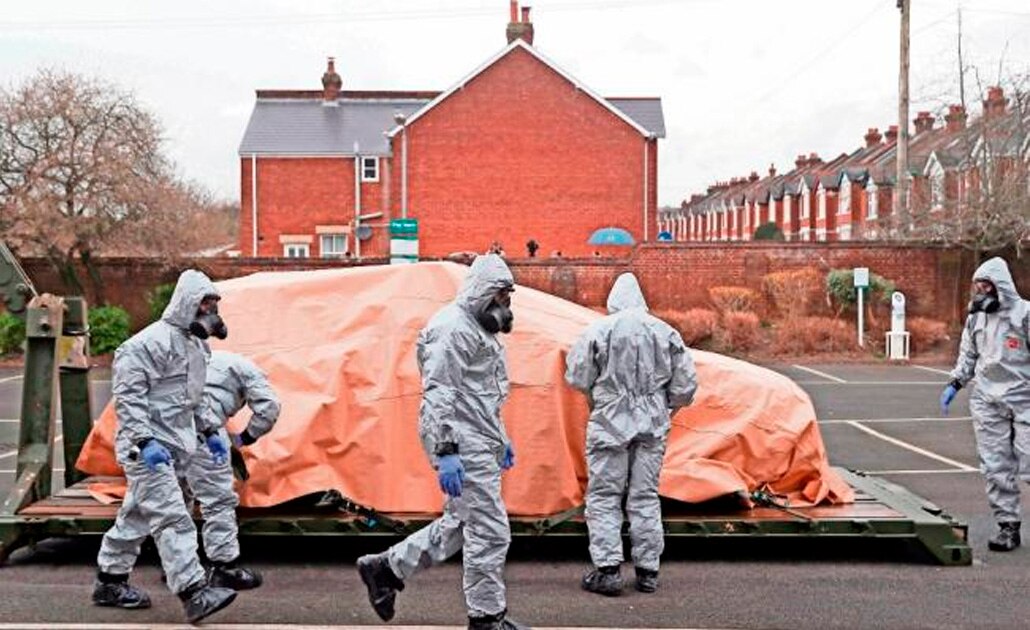 Indagatoria. Militares con trajes especiales retiraron ayer vehículos de la zona donde atacaron al espía Serguei Skripal. Foto: AFP | El Universal