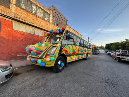 Payasito Chiquirrín reparte dulces y adorna un autobús desde hace 12 años en SLP