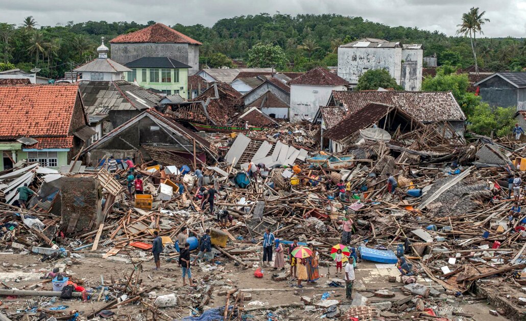 Suman más de 400 muertos por tsunami en Indonesia; hay 7 mil heridos