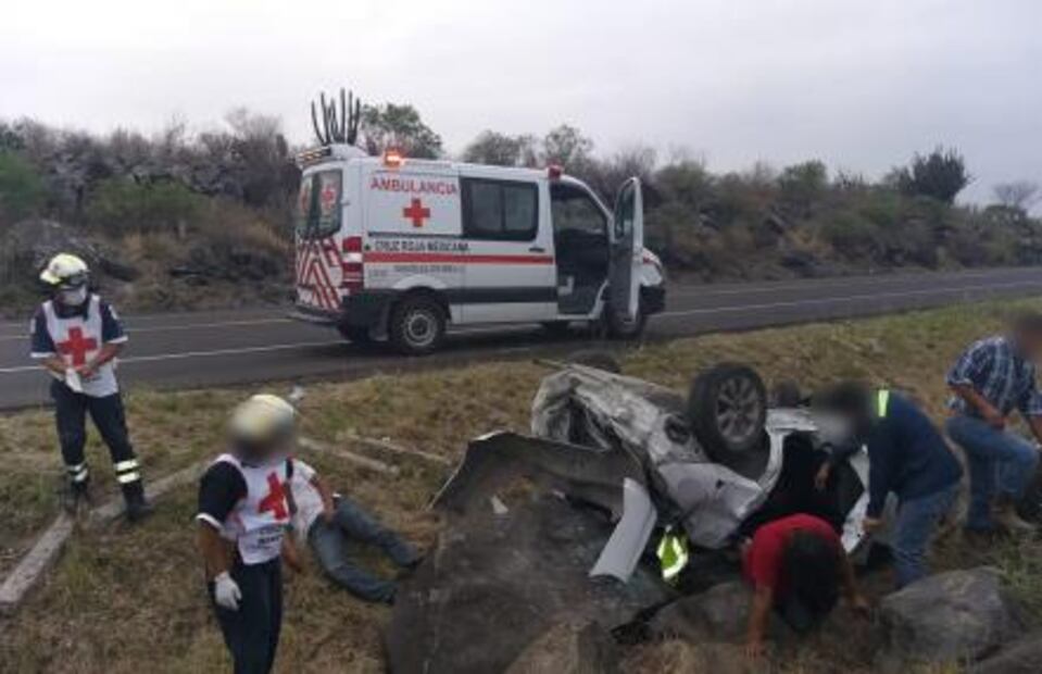 Trabajadores vuelcan en carretera Rioverde-SLP