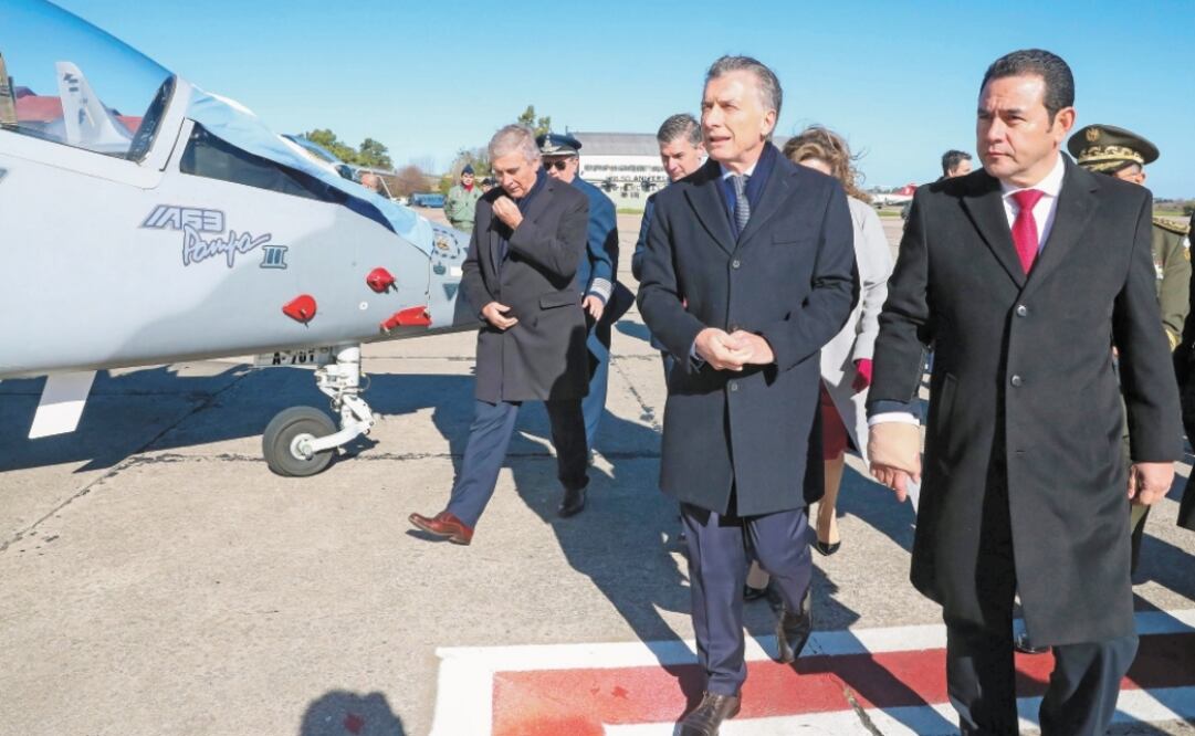 Los presidentes de Guatemala, Jimmy Morales (der.), y de Argentina, Mauricio Macri, el 3 de junio en una pista de aviación, en Buenos Aires. Foto: AFP