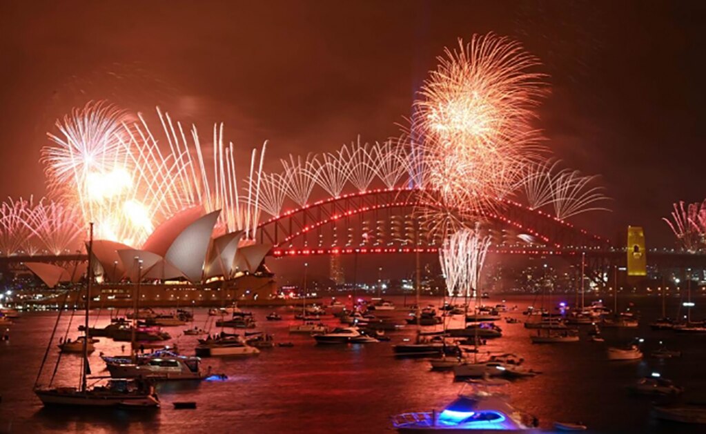 Sidney da la bienvenida al 2020 envuelta en humo, pero con fuegos artificiales