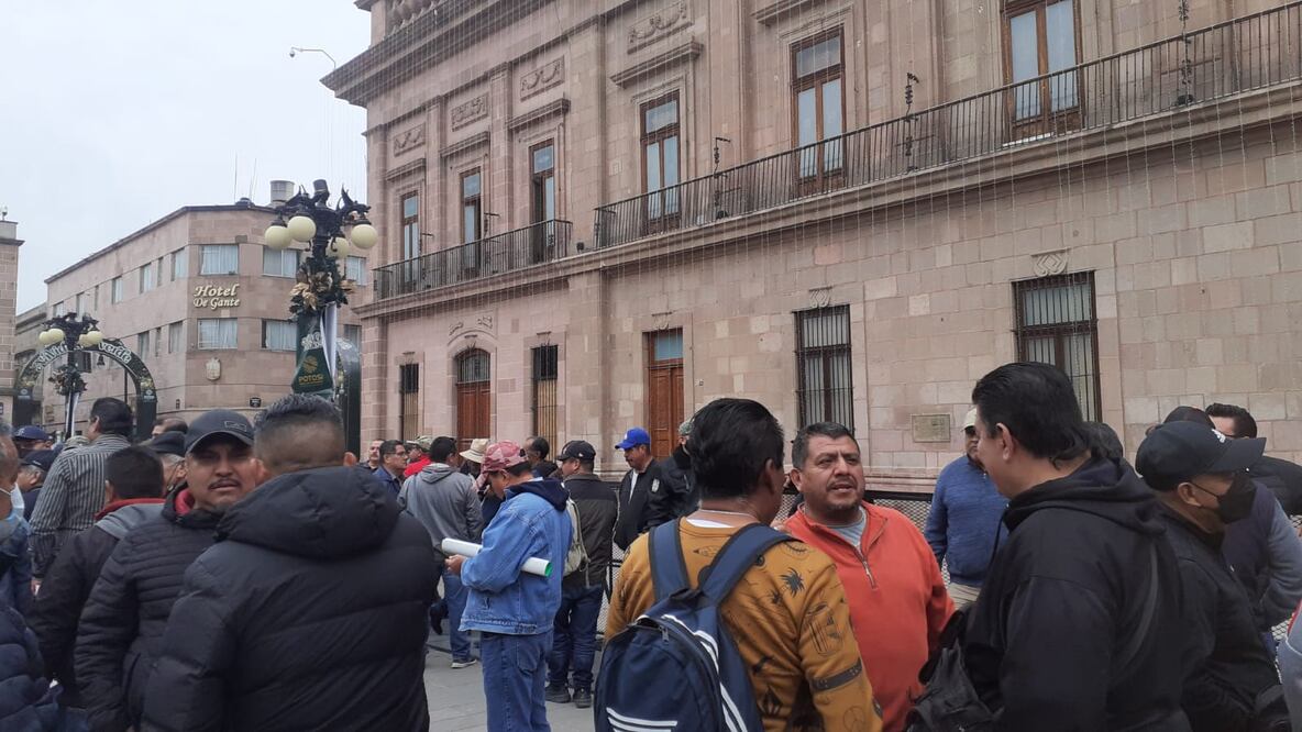 Protestan policías pensionados frente a Palacio de Gobierno; exigen pagos. Foto: Especial