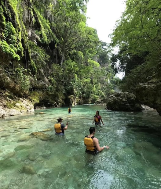 En este sitio puedes nadar en las pozas y el arroyo de agua cristalina que se forman con la caída del agua. Foto: FB@AR Tours Tampico