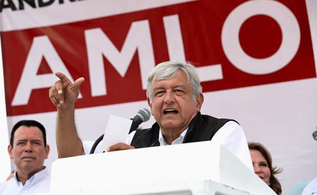 AMLO dijo que cuando sea Presidente electo buscará a Slim y demás empresarios para convencerlos de frenar el proyecto del nuevo aeropuerto (Foto: Valente Rosas / EL UNIVERSAL)