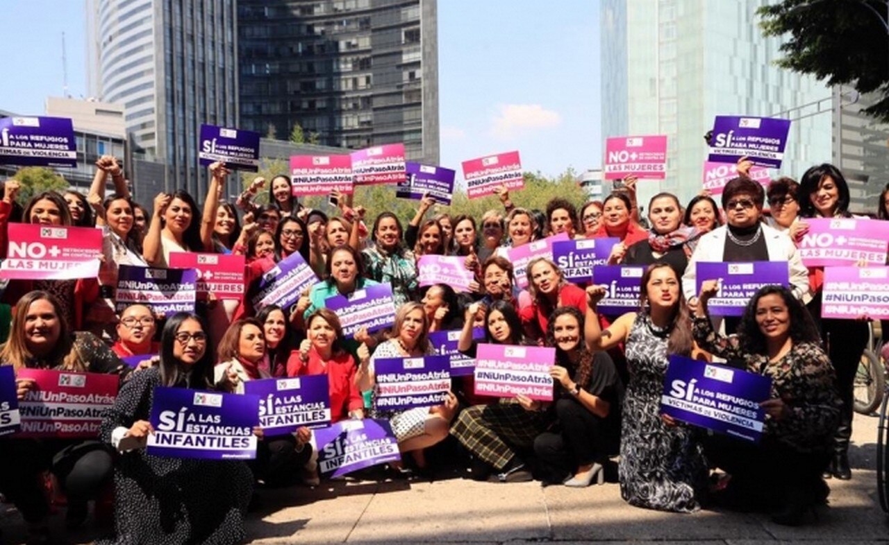 Mujeres priistas se reúnen para defender estancias infantiles y refugios