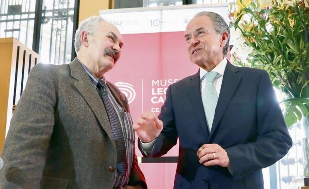 El hijo de la artista del surrealismo Leonora Carrington, Pablo Weisz (izq.), y el gobernador de San Luis Potosí, Juan Manuel Carreras López, durante la presentación del museo en honor a la extinta escritora, pintora y escultora (LUCÍA GODÍNEZ. EL UNIVER)
