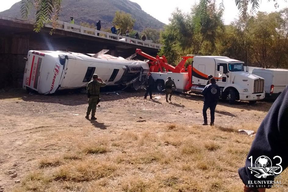 Vuelca autobús, la cifra de muertos va en aumento 